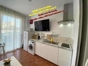 La Manga km 0, pisos estudios - planta baja - 100m de la playa - studio flats - ground floor - 100m from the beach, cada con bicis & tabla SUP, piscina & pádel & tenis & más - each with bikes & SUP bo